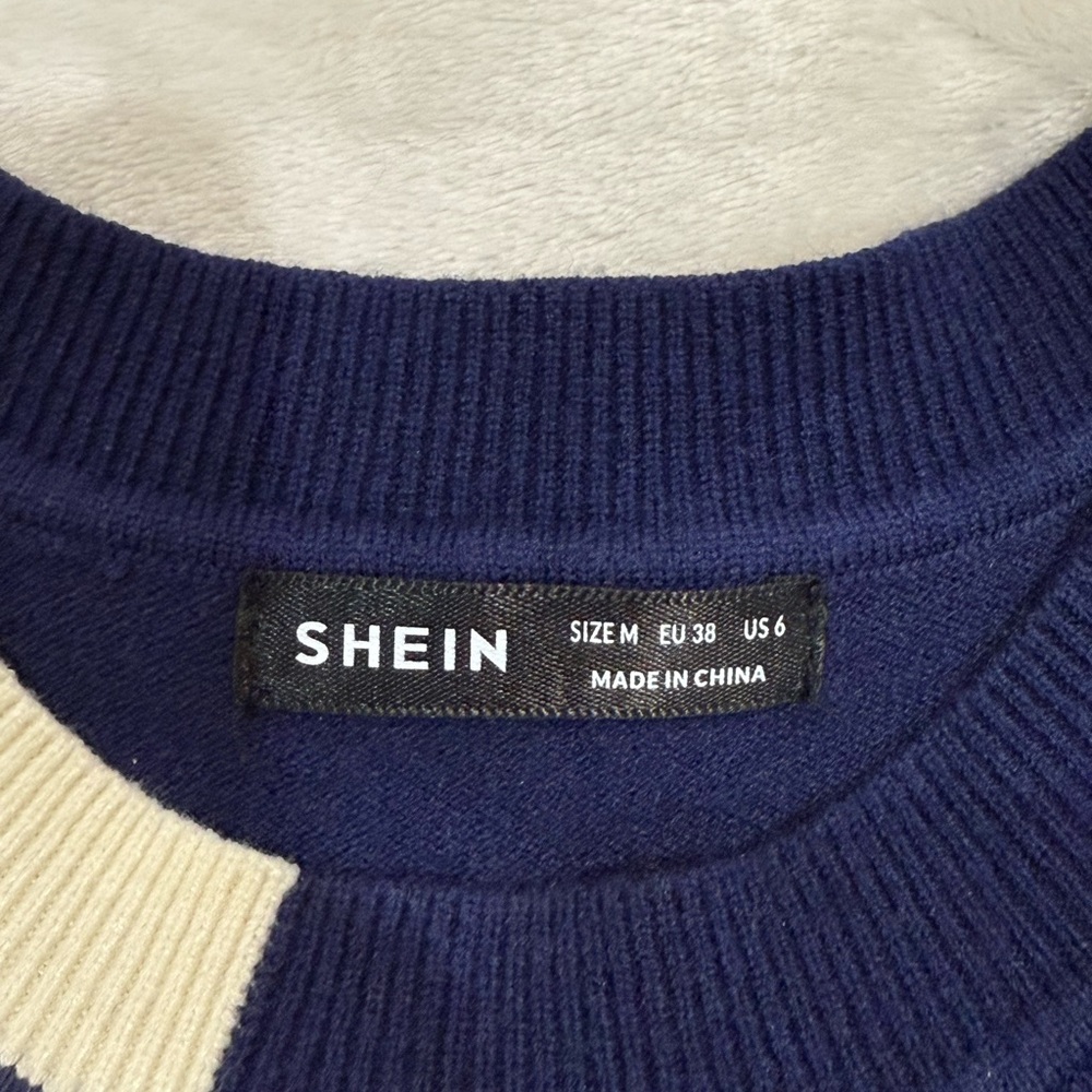 SHEIN BIZ-CHIC Wome’s short sleeve knit top.